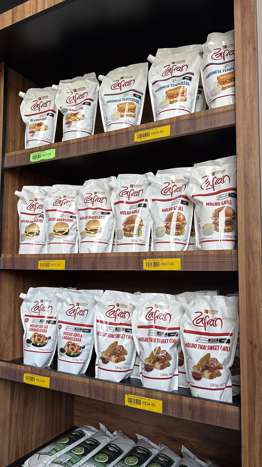 Prateleiras com produtos para hamburguerias